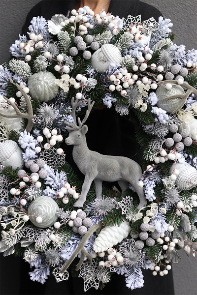 Srebrna Zima, biało-srebrny świąteczny wianek z reniferem