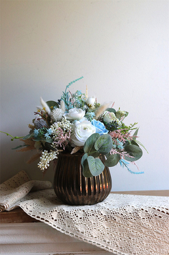 Blue Marine, kompozycja kwiatowa w miedzianym naczyniu, wym.33x38cm