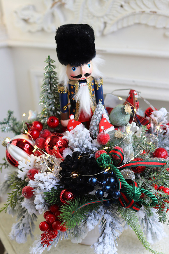 Nuts, świąteczny stroik z dziadkiem w pucharze