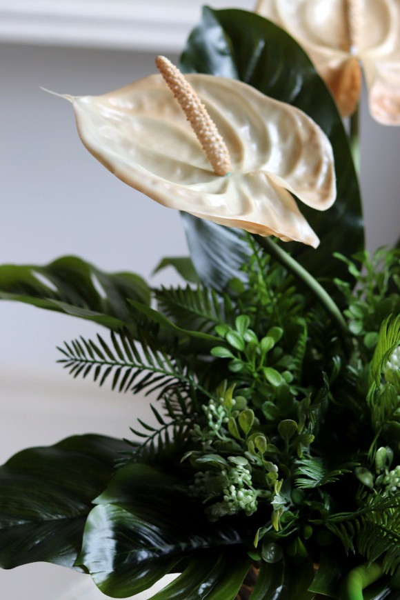 Anturium Gold, kompozycja w złotym wazonie