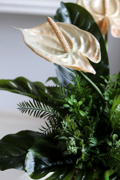 Anturium Gold, kompozycja w złotym wazonie