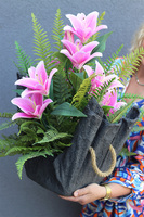 Pink Lilly Volcan, nowoczesna kompozycja nagrobna w misie