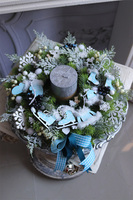 Blue Christmas, stroik ze świecą na talerzu