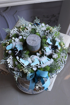 Blue Christmas, stroik ze świecą na talerzu, wym.12x33cm 