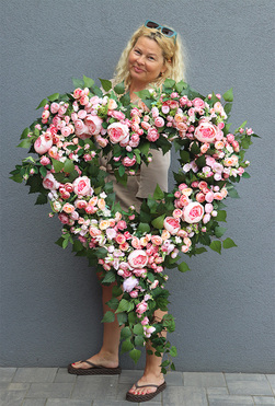 Angielska Róża XXL, wieniec nagrobny w kształcie serca, dł.107cm 