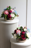 Cristine Barok Old, kompozycja kwiatowa w misie