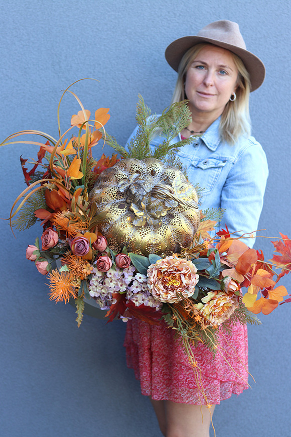 Ażurowa Dynia, jesienna kompozycja w metalowym naczyniu, wym.45x82x48cm