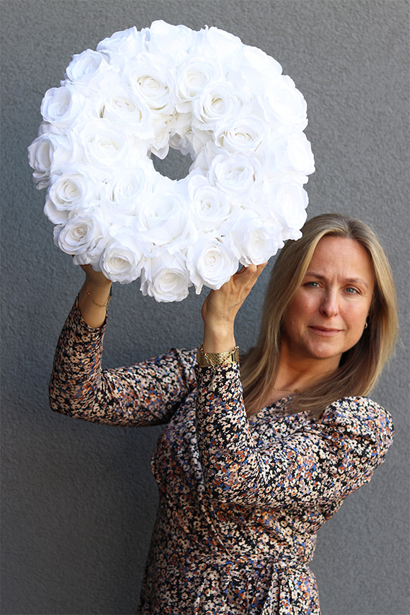 Rosariana White, dekoracyjny wianek z białych róż