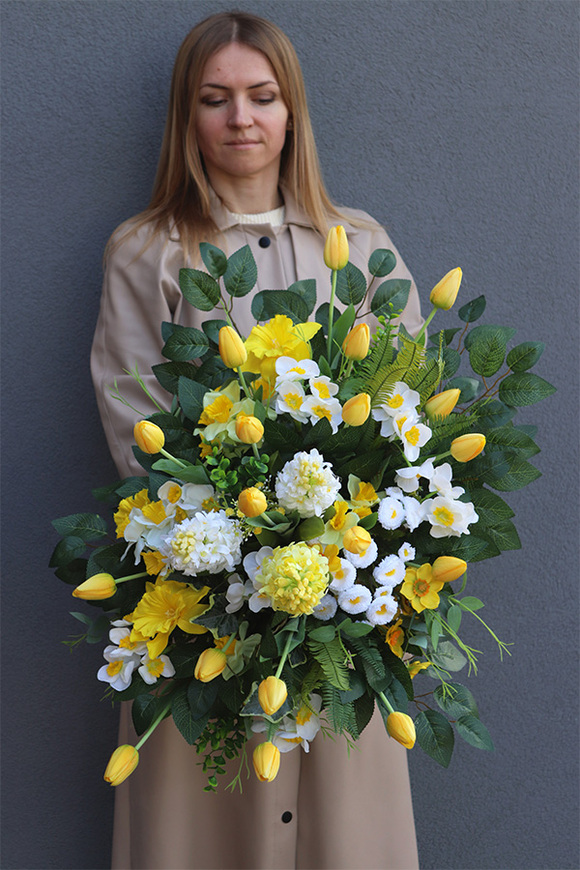 Amira, wiosenna kompozycja nagrobna w naczyniu