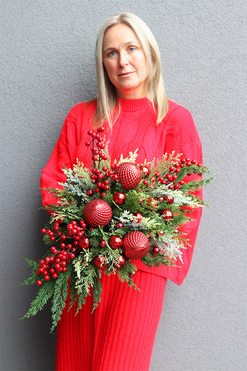 Zima w Czerwieni, świąteczna kompozycja nagrobna w misie, wym.40x60cm