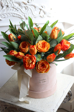 Orange Decor, flowerbox welurowy z pomarańczowymi kwiatami, wys.46cm