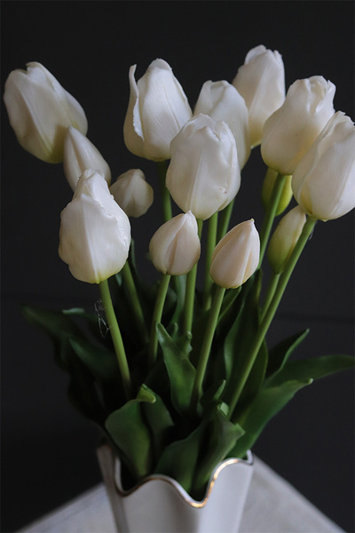 Fleur Blanche, ceramiczny smukły wazon