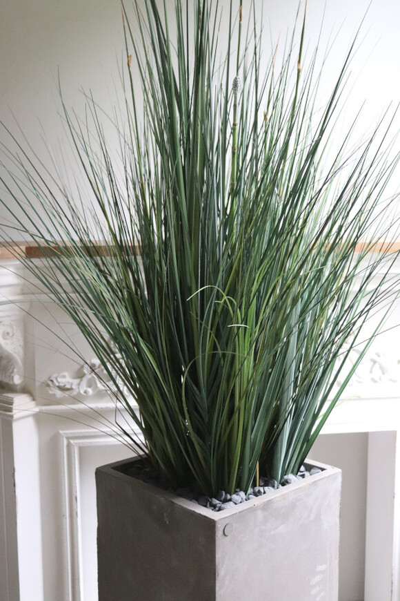 Concrete Square 3, wysokiej jakości sztuczna trawa w betonowej donicy