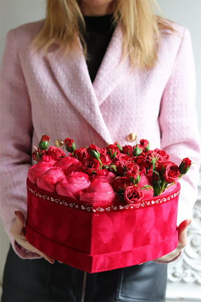 czerwony flowerbox z różami na walentynki, Serce Welurowe