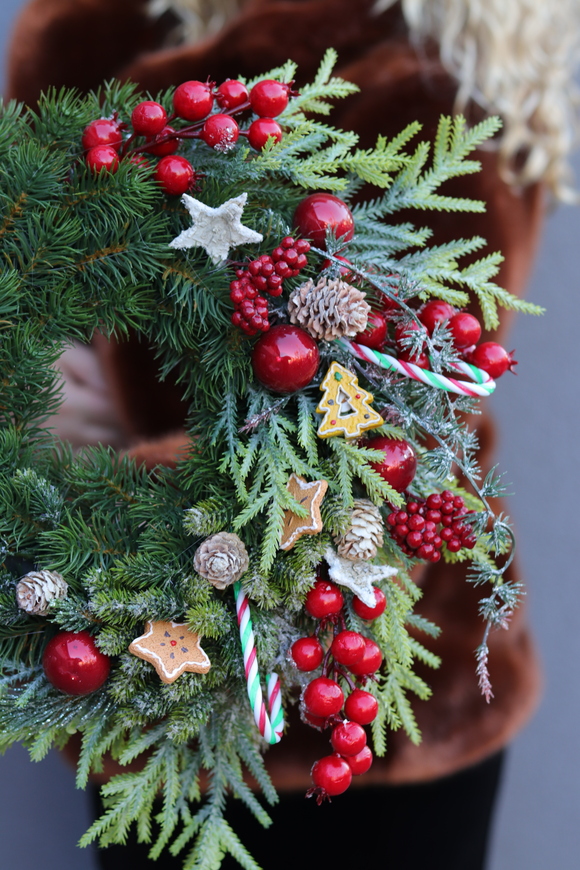 Zimowa Czerwień, świąteczny wianek na drzwi