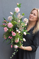 Róż Wiosenny, wiosenna dekoracja nagrobna z tulipanami