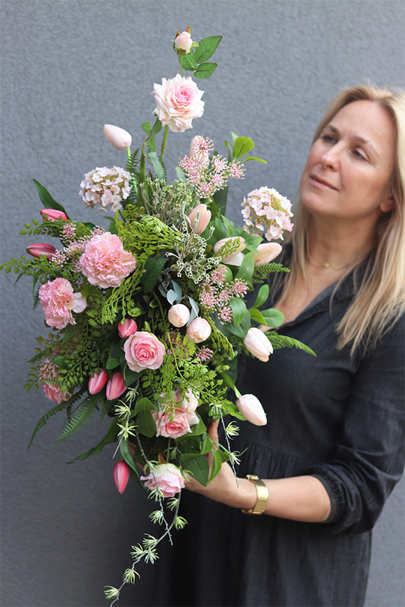 Róż Wiosenny, wiosenna dekoracja nagrobna z tulipanami