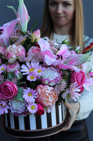 Lilie Pink, flowerbox w paski z różowymi kwiatami