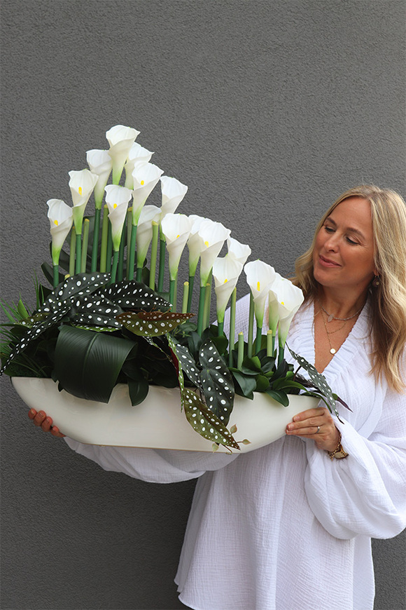 Białe Kalle Laos, bogata kompozycja donicy łódce