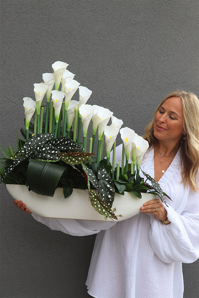 Białe Kalle Laos, bogata kompozycja donicy łódce