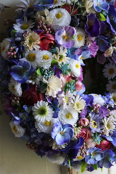 bogaty kwiatowy wianek, Perrasa Bluenita, wym.38cm