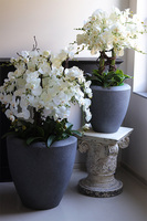 Grey House 2, sztuczny storczyk w ceramicznej donicy