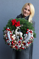 Renifer Red, świąteczny wianek na drzwi