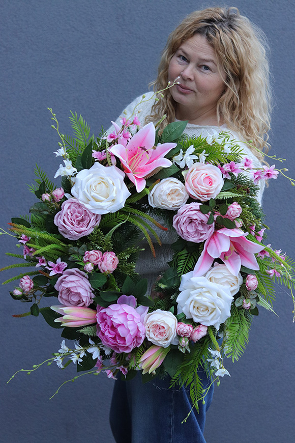 Resenita, wieniec nagrobny z liliami