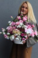 Abellata, kompozycja kwiatowa w biało-srebrnej misie