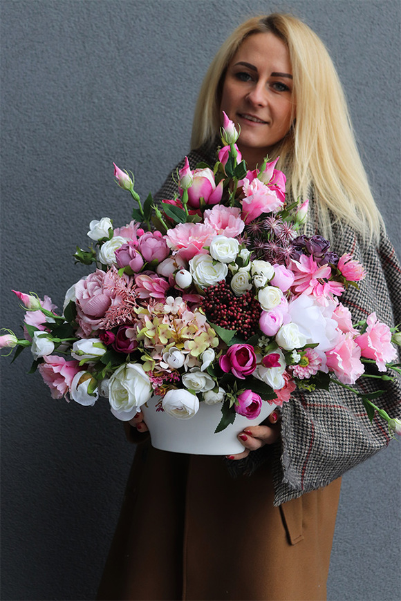 Abellata, kompozycja kwiatowa w biało-srebrnej misie