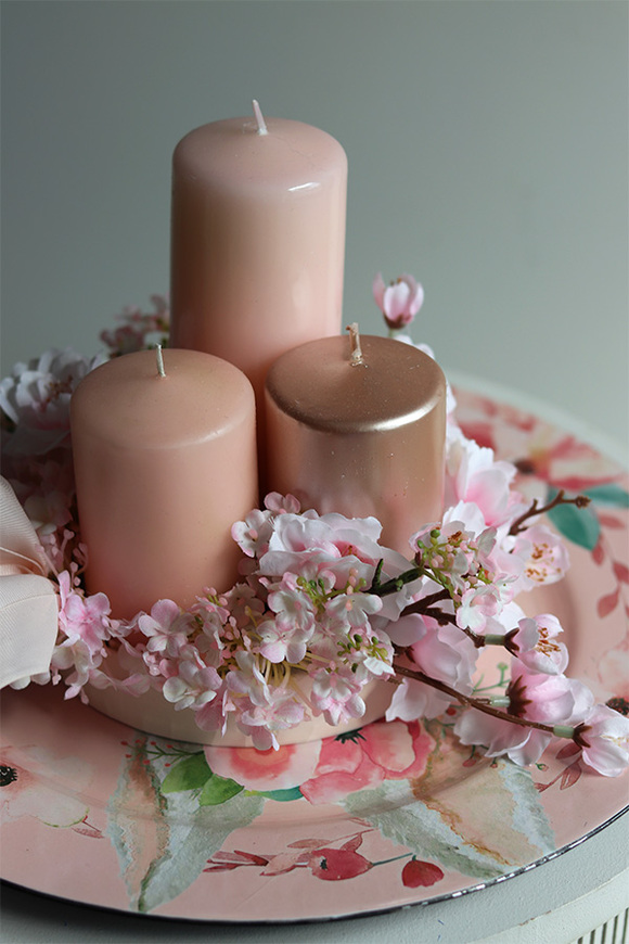 Mognero, stroik wielkanocny na talerzu ze świecami