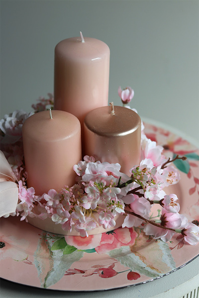 Mognero, stroik wielkanocny na talerzu ze świecami