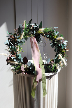 OD RĘKI Boho Green, dekoracyjny wianek ze stabilizowanych roślin, śr.43cm 