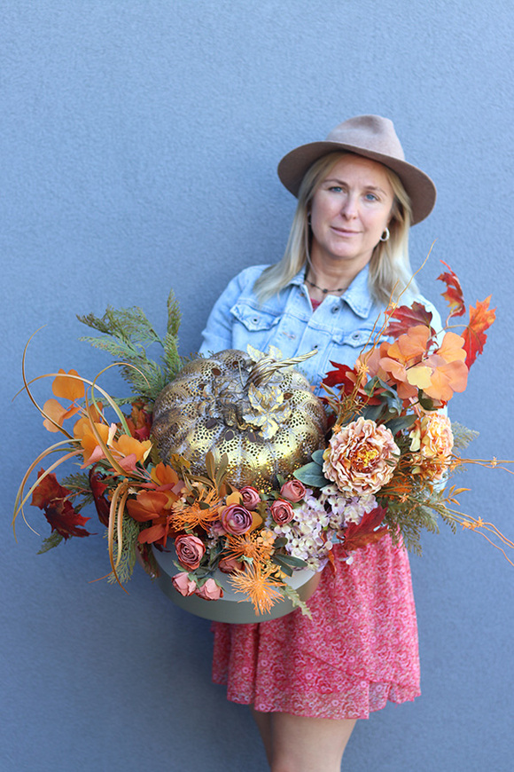 Ażurowa Dynia, jesienna kompozycja w metalowym naczyniu, wym.45x82x48cm