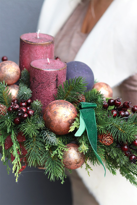 Deluxe Nera, fioletowy stroik świąteczny