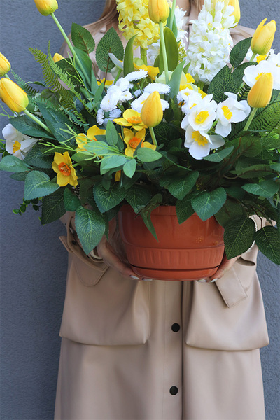 Amira, wiosenna kompozycja nagrobna w naczyniu