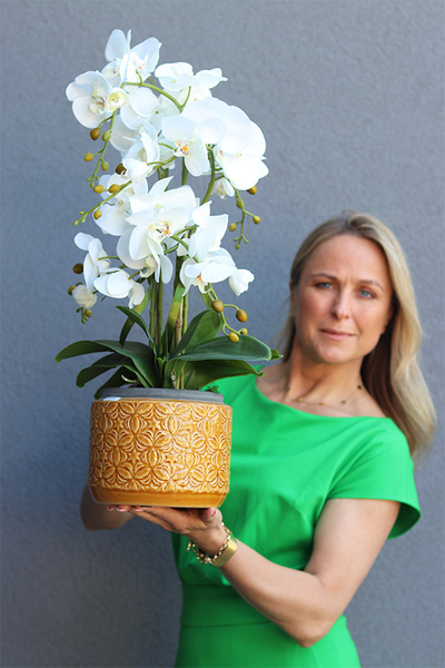 Miodowe Lato, sztuczny storczyk w żółtym naczyniu