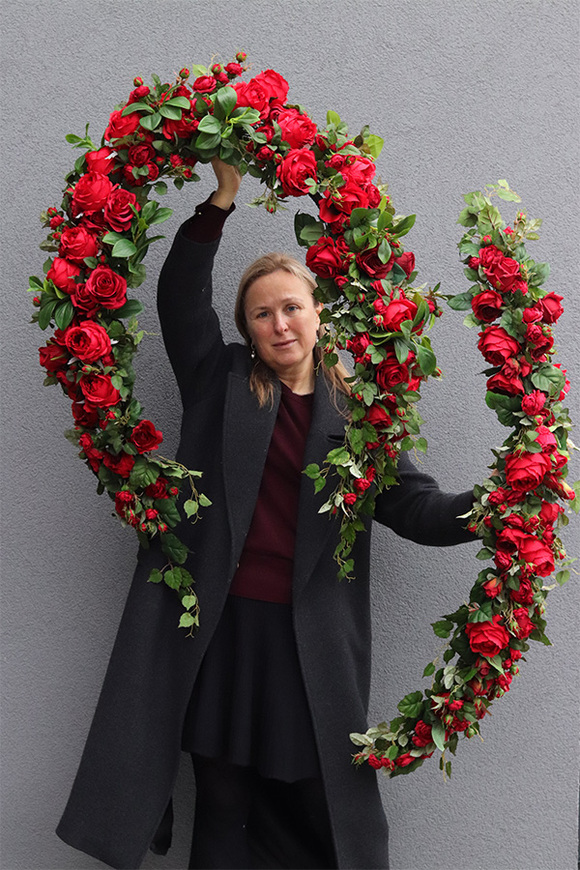 Różana Aleja, czerwona girlanda kwiatowa