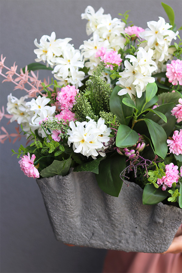 Volcan Neure Hiacynto, kompozycja nagrobna w misie