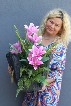 Pink Lilly Volcan, nowoczesna kompozycja nagrobna w misie, wys.58cm