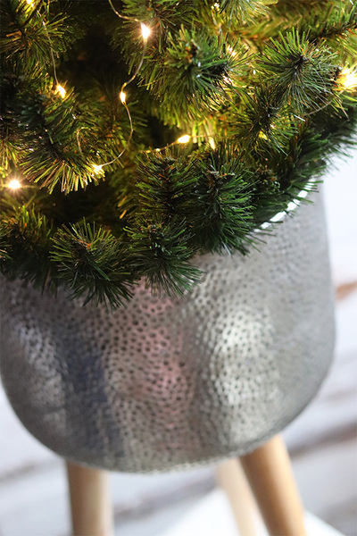 Konika Design, choinka sztuczna w donicy na trójnogu