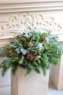 Niebieska Zima, świąteczna kompozycja nagrobna na desce, wym.33x63x40cm