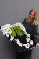 New Design Skrzydła Anioła, dekoracja nagrobna na czarnej podstawie