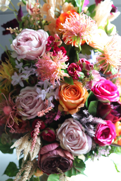 Milano Colors, bogata kompozycja kwiatowa w pucharze