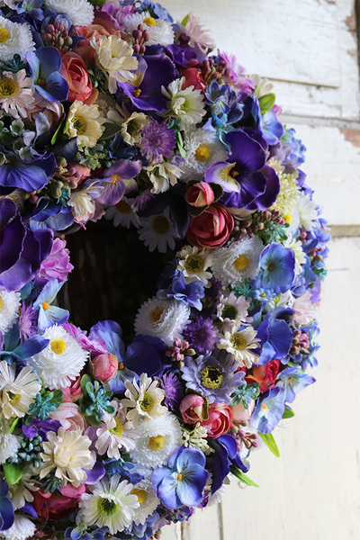 bogaty kwiatowy wianek, Perrasa Bluenita, wym.38cm