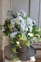 Sakramento, kompozycja kwiatowa w złotym wazonie, wym.55x53cm 