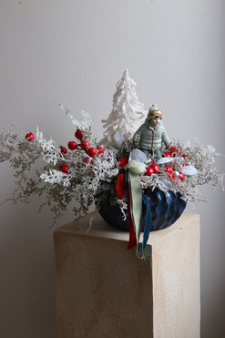 OD RĘKI Narciarz, wysokiej jakości stroik świąteczny, wym.44x68x34cm 