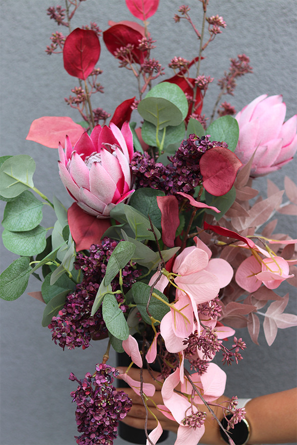 Lukrecja, nowoczesny bukiet nagrobny we wkładzie, dł.67cm