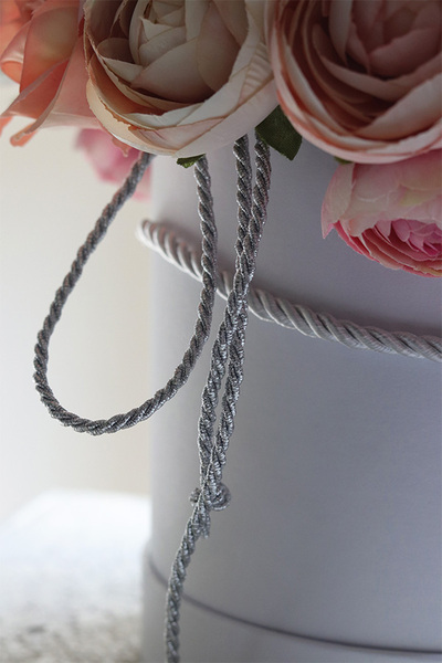 Celina 2, welurowy flowerbox z różowymi kwiatami