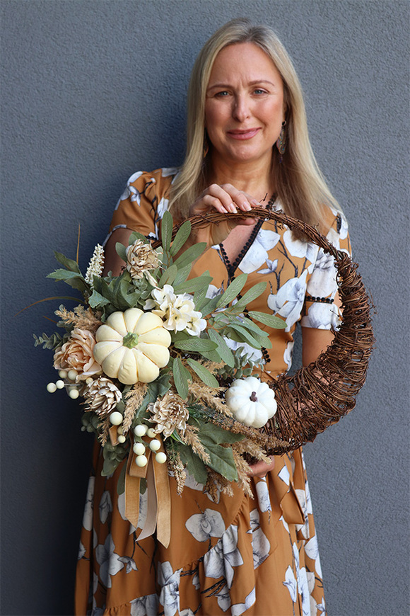 Kremowa Dynia, asymetryczny wianek jesienny, śr.45cm